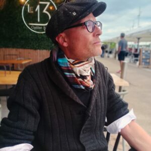 Borvoni - Modèle Lueur - Porté mannequin homme - Foulard du Bourbonnais en Coton