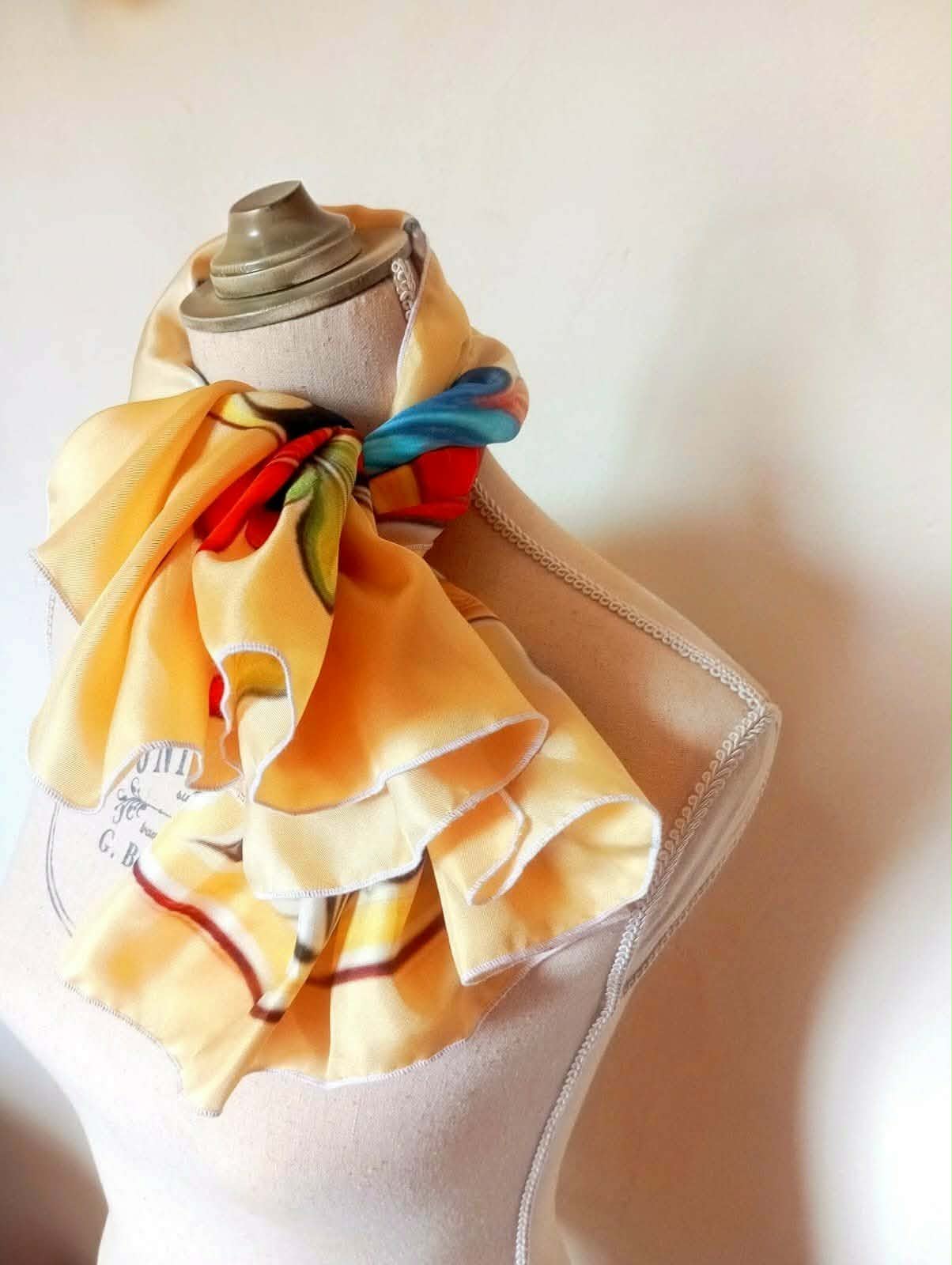 Borvoni - Modèle Source - Porté mannequin - Foulard du Bourbonnais en Soie Borvoni - Modèle Source - Porté mannequin - Foulard du Bourbonnais en Soie