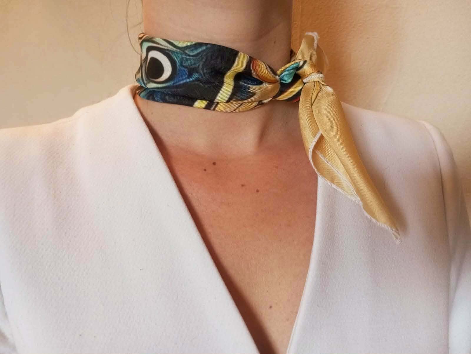 Borvoni - Modèle Source - Porté mannequin femme - Foulard du Bourbonnais en Soie 45x45 Borvoni - Modèle Source - Porté mannequin femme - Foulard du Bourbonnais en Soie 45x45