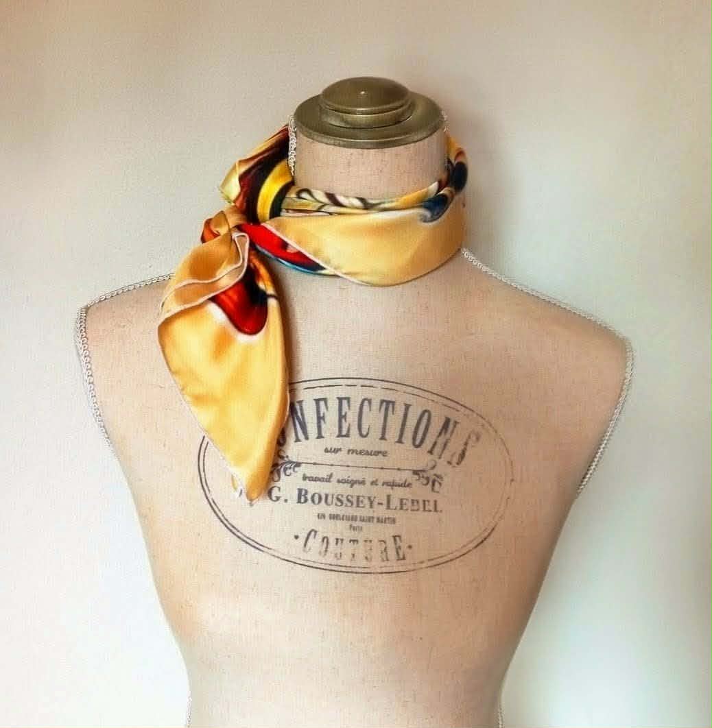 Borvoni - Modèle Source - Porté mannequin - Foulard du Bourbonnais en Soie Borvoni - Modèle Source - Porté mannequin - Foulard du Bourbonnais en Soie