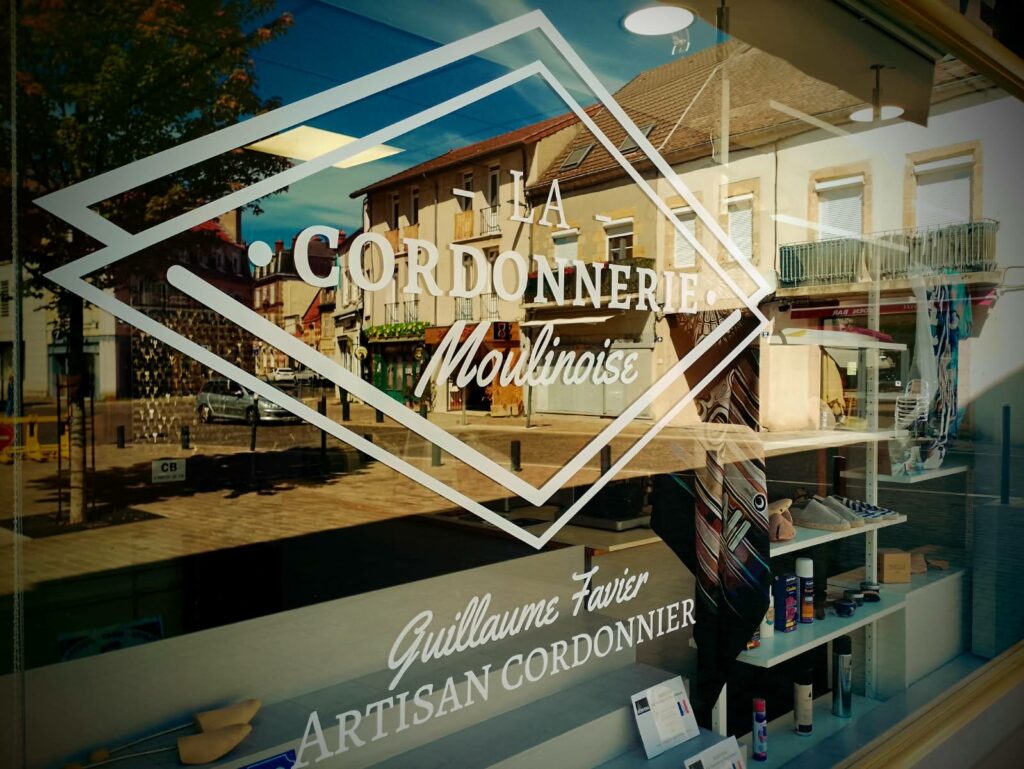 Point de vente la cordonnerie moulinoise place de la liberté à Moulins pour retrouver les Foulards du Bourbonnais Borvoni