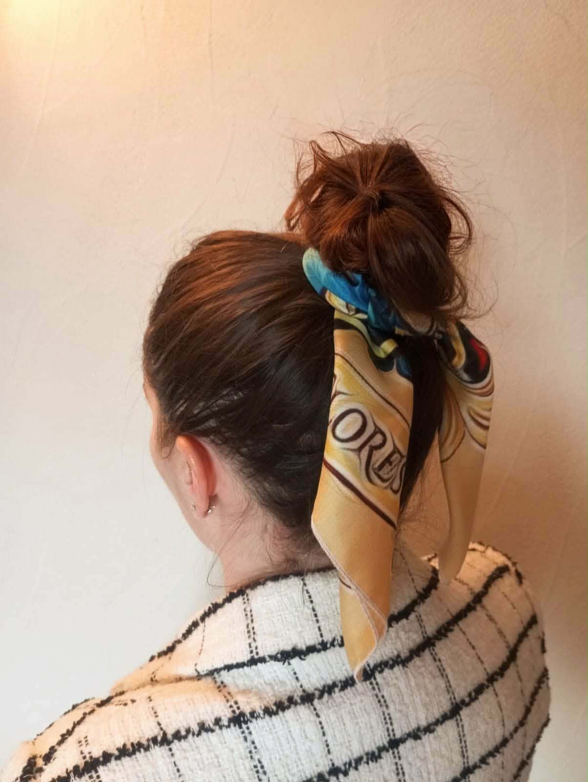 Borvoni - Modèle Source - Porté mannequin femme - Foulard du Bourbonnais en Soie Source 45x45 foulard soie noué cheveux Borvoni les Foulards du Bourbonnais Borvoni les foulards du Bourbonnais Soie 45x45 cm