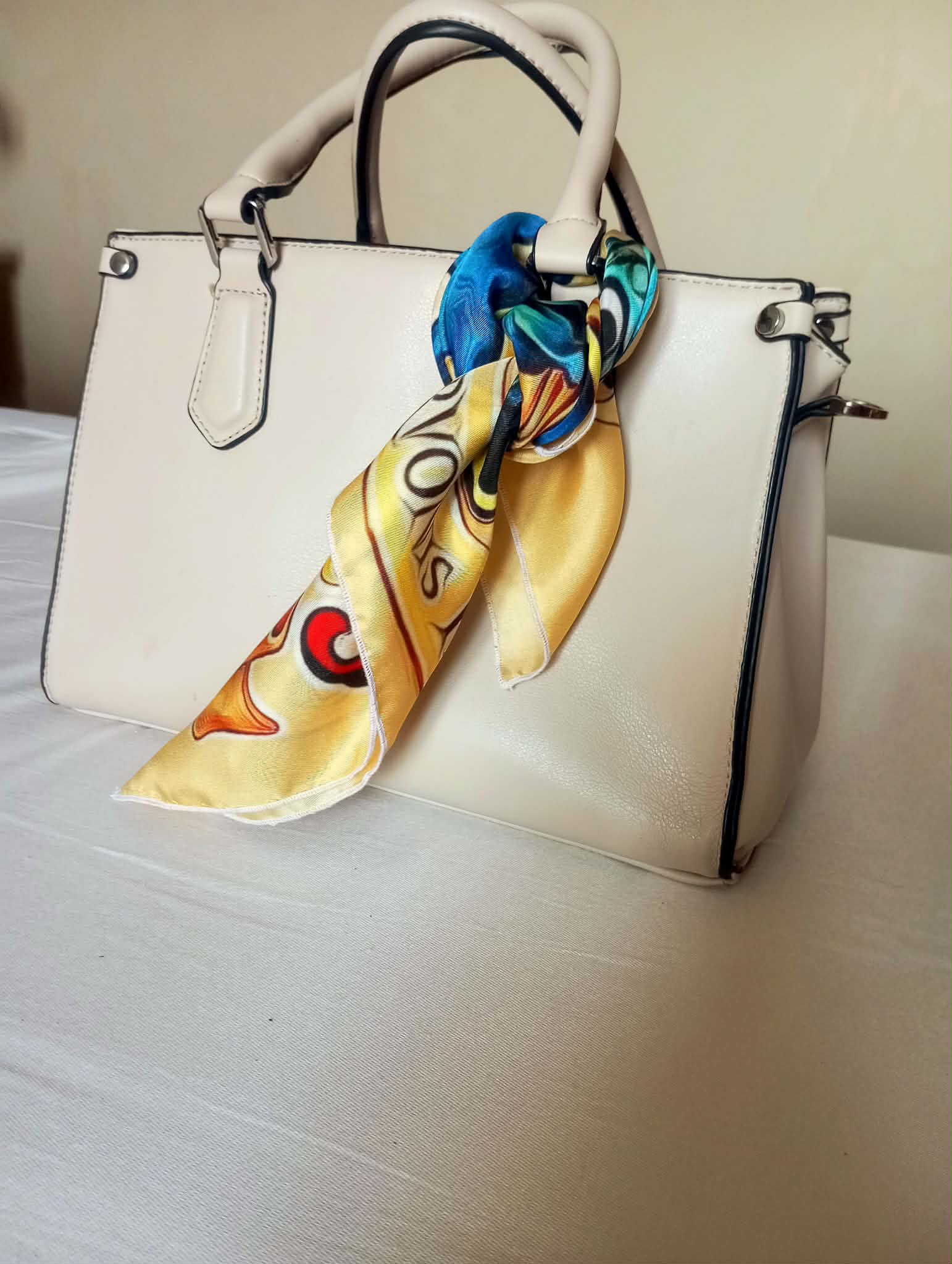 Borvoni - Modèle Source - Porté mannequin femme - Foulard du Bourbonnais en Soie Source 45x45 foulard soie noué sac Borvoni les Foulards du Bourbonnais Borvoni les foulards du Bourbonnais Soie 45x45 cm