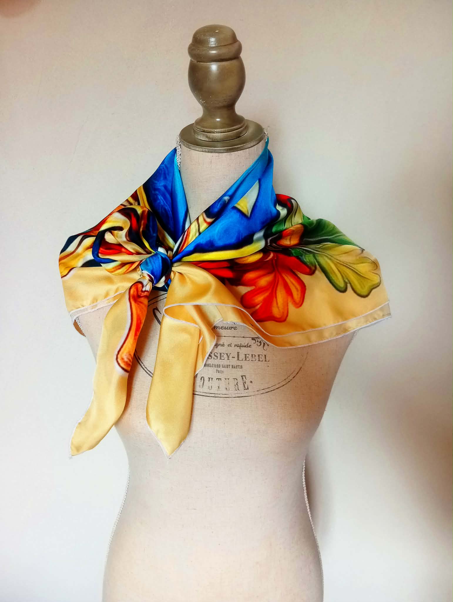 Borvoni - Modèle Source - Porté mannequin - Foulard du Bourbonnais en Soie Borvoni - Modèle Source - Porté mannequin - Foulard du Bourbonnais en Soie