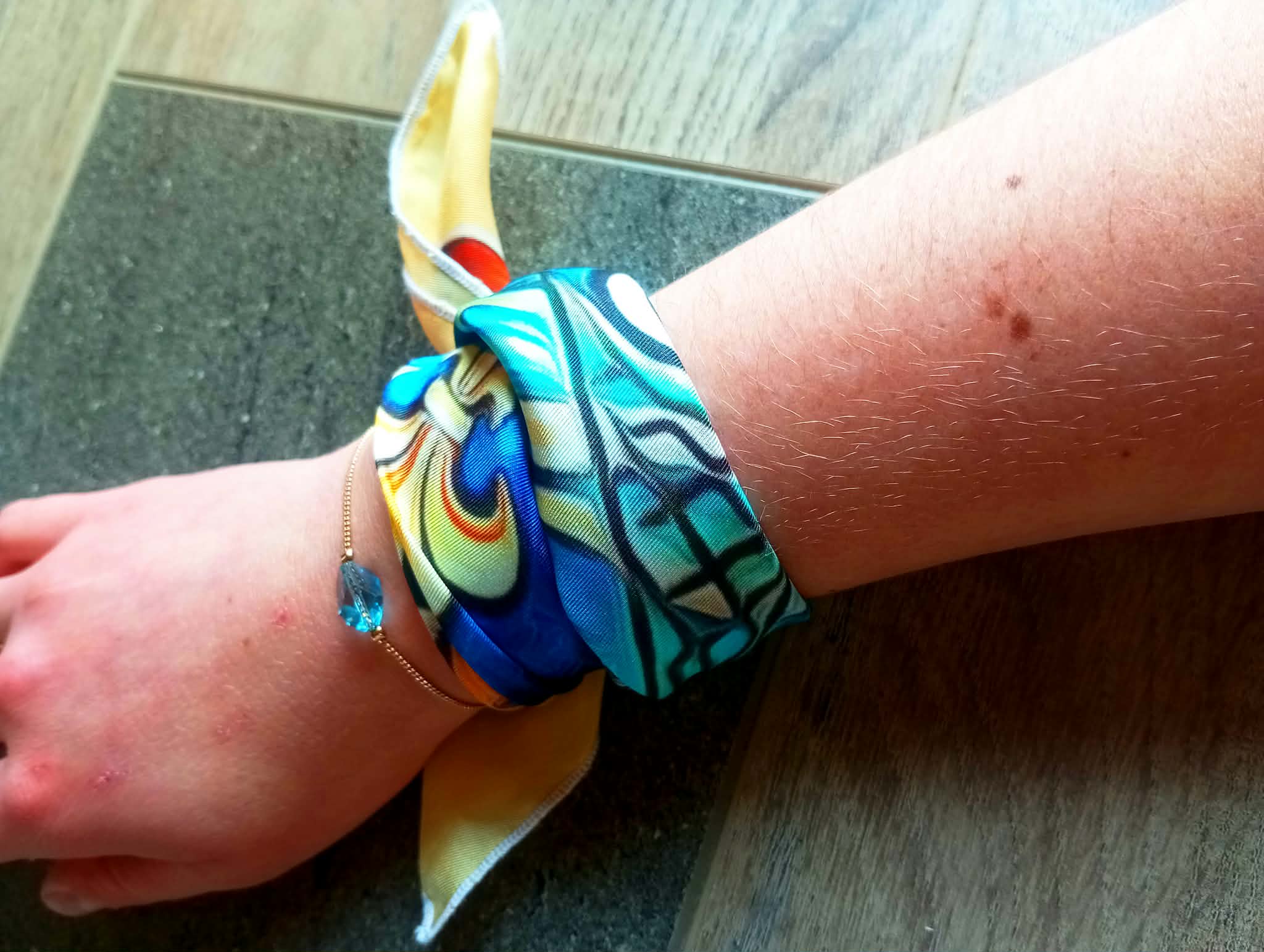 Borvoni - Modèle Source - Porté poignet - Foulard du Bourbonnais en Soie 45x45 Borvoni - Modèle Source - Porté poignet - Foulard du Bourbonnais en Soie 45x45