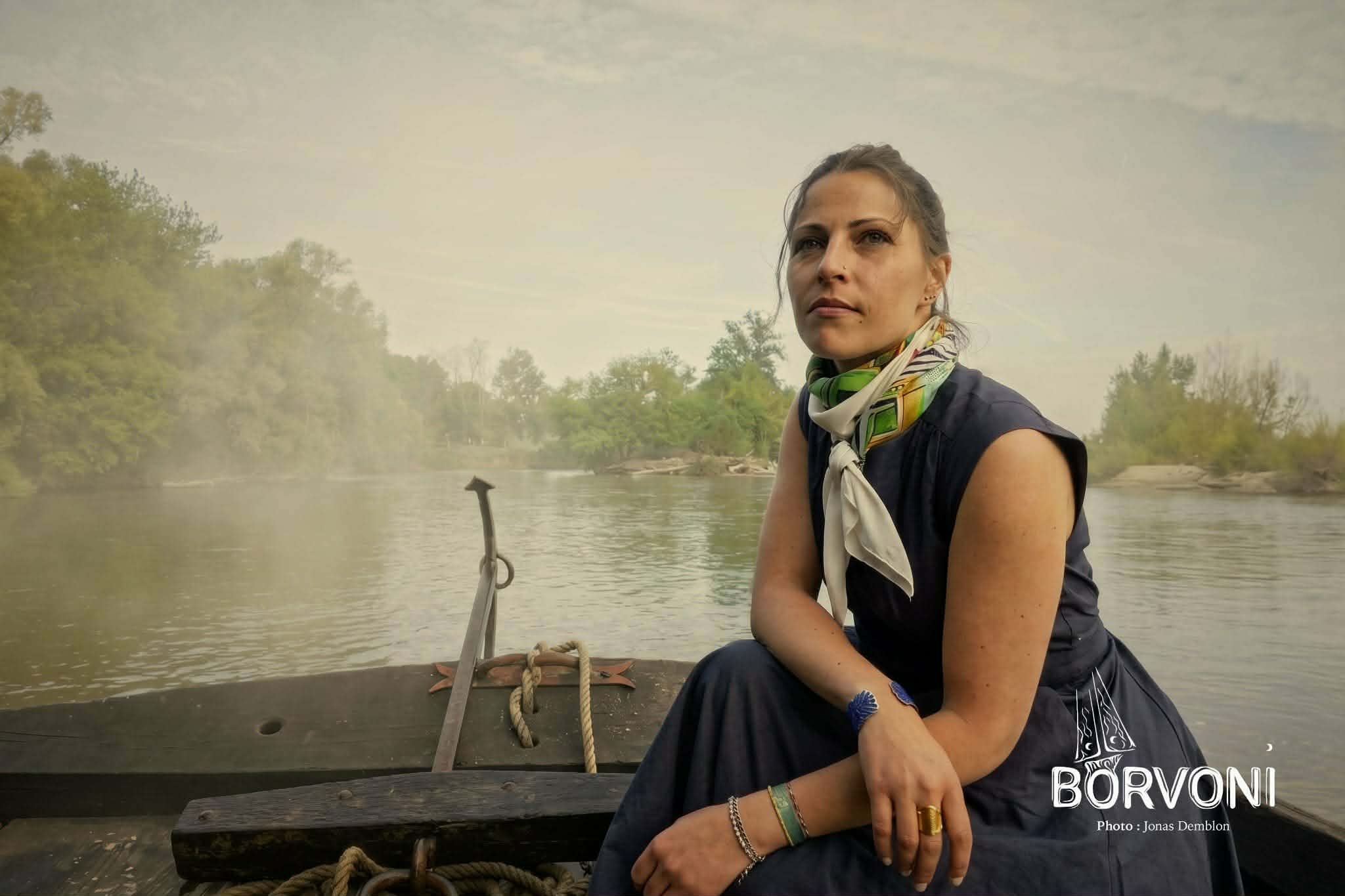 Foulard Borvoni Foulards du Bourbonnais Tournage sur la rivière de l'Allier Modèle Aurore Soie 90 cm Foulard Borvoni Foulards du Bourbonnais Tournage sur la rivière de l'Allier Modèle Aurore Soie 90 cm