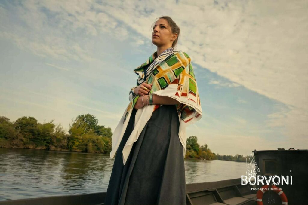 Foulard Borvoni Foulards du Bourbonnais Tournage sur la rivière de l'Allier Modèles Lueur et Source Soie 90 cm