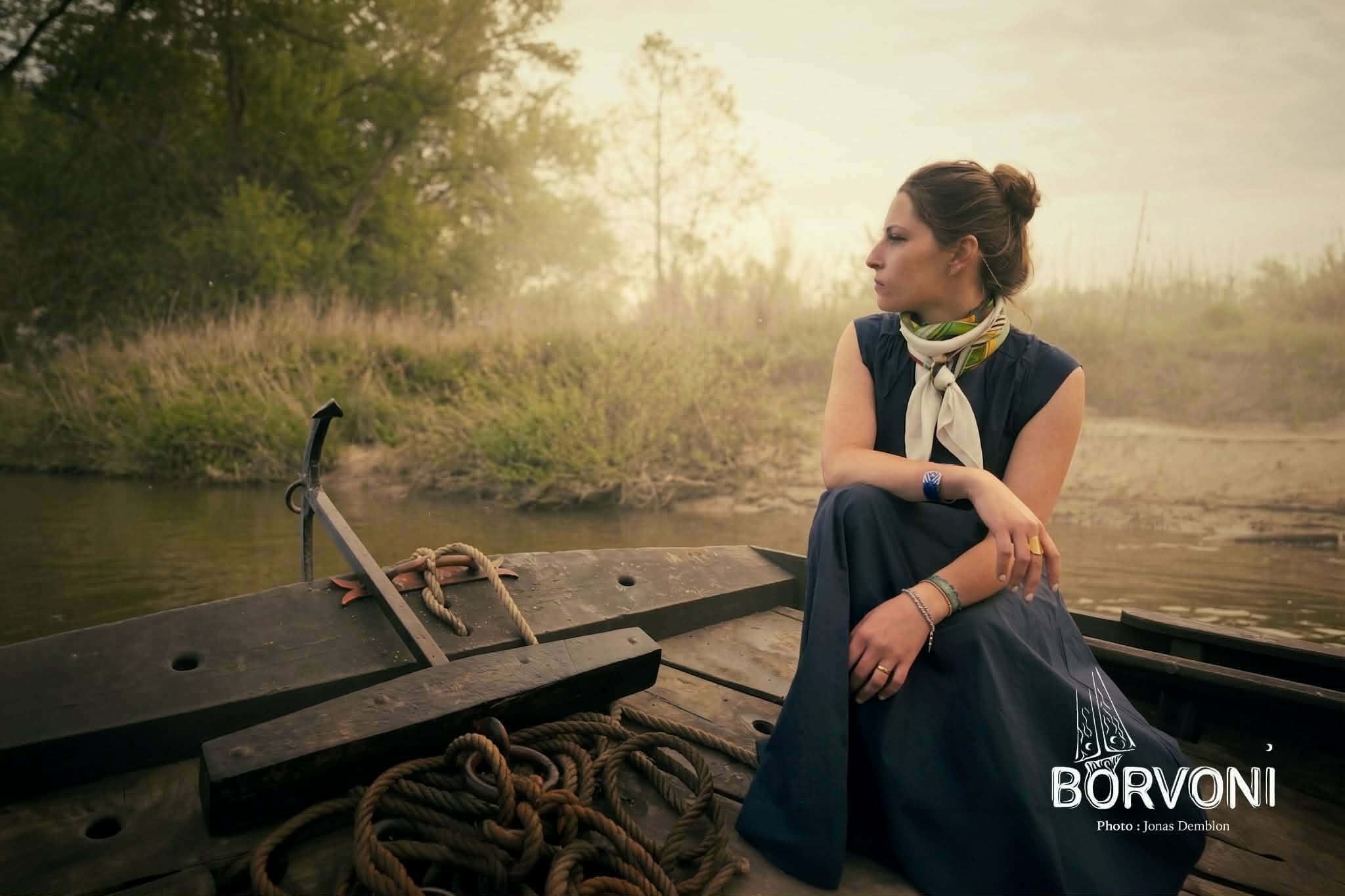 Foulard Borvoni Foulards du Bourbonnais Tournage sur la rivière de l'Allier Modèle Aurore Soie 90 cm Foulard Borvoni Foulards du Bourbonnais Tournage sur la rivière de l'Allier Modèle Aurore Soie 90 cm